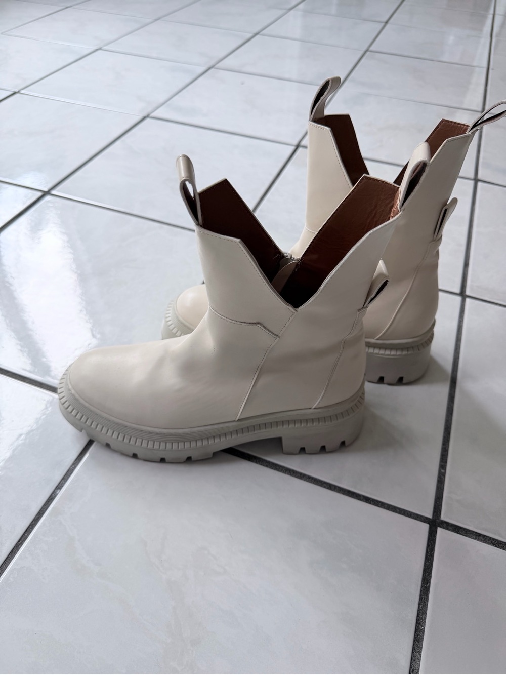 Cream Women's Chelsea Lug Boots - Cavin